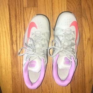 Nike women’s tennis shoes